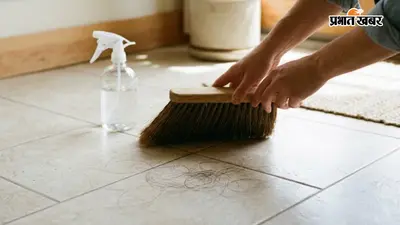 फर्श पर चिपके बालों से हैं परेशान? मिनटों में ऐसे करें साफ