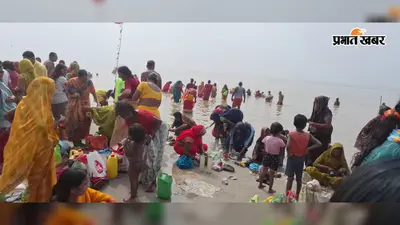 गुरु पूर्णिमा पर गंगा घाटों पर उमड़ी श्रद्धालुओं की भारी भीड़, आस्था की डुबकी लगा किया दान-पुण्य