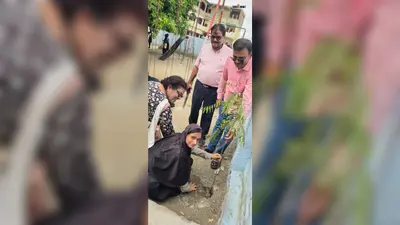बेतिया: 'एक पेड़ माँ के नाम' अभियान के तहत संत कोलंबस हाई स्कूल में पौधरोपण, हरियाली का लिया संकल्प