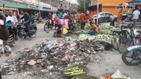 सिधवलिया बाजार में कचरे का अंबार, बदबू से दुकानदार और ग्राहक परेशान, बीमारी फैलने की आशंका