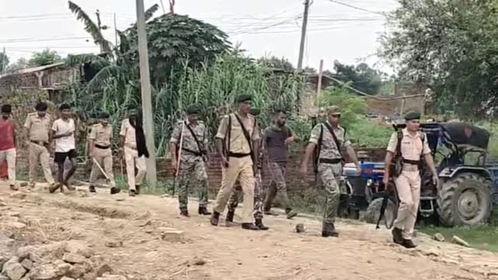 गांव में मार्च करती पुलिस