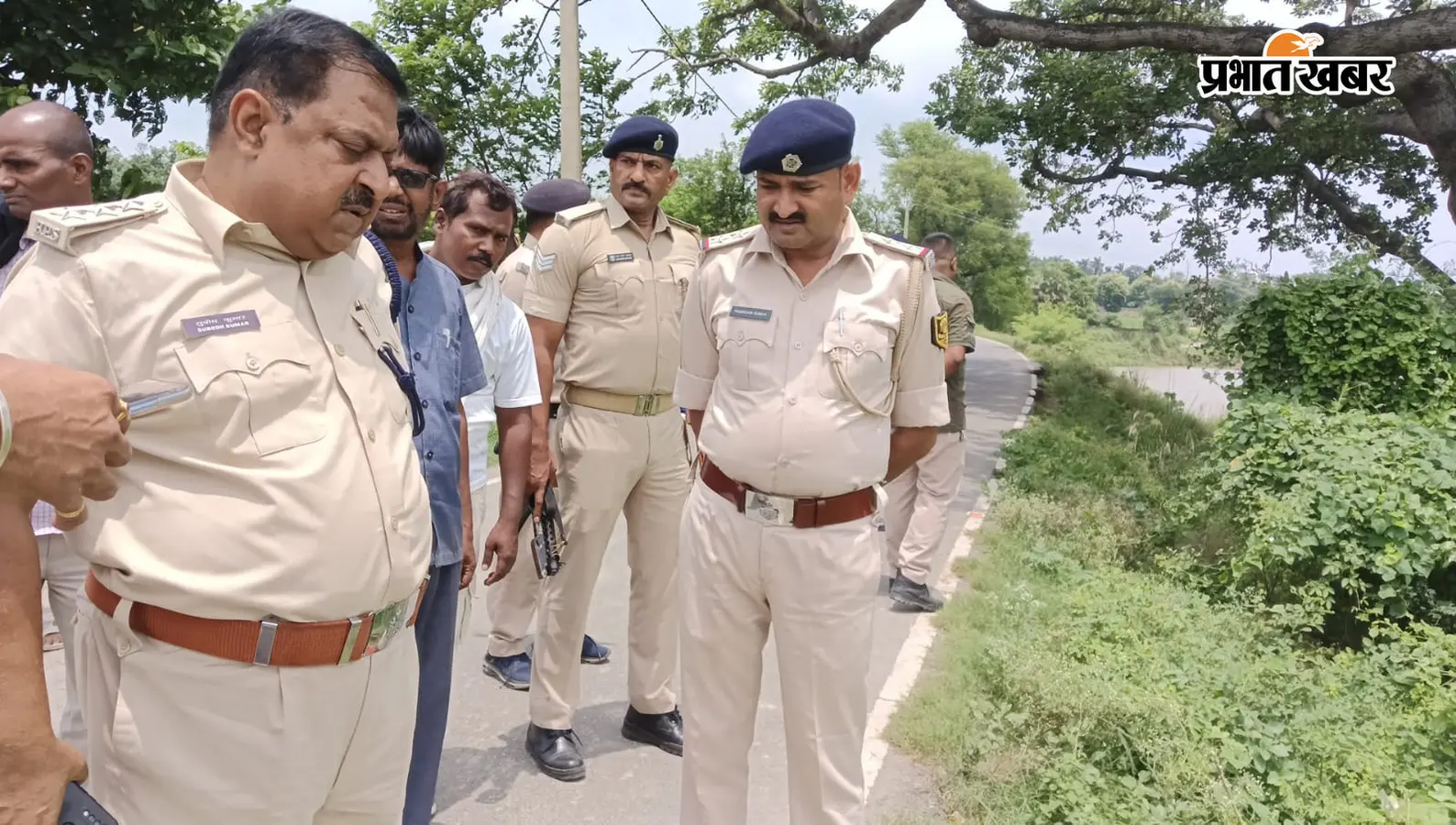 घटनास्थल पर पहुंचकर जांच करते डीएसपी सुबोध कुमार | Prabhat Khabar Network घटनास्थल पर पहुंचकर जांच करते डीएसपी सुबोध कुमार | Prabhat Khabar Network