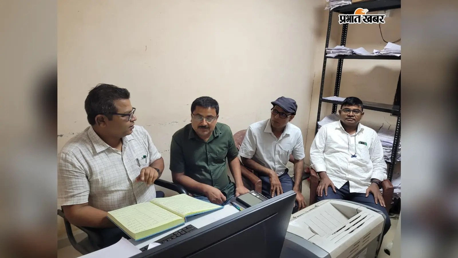 फोटो - निरीक्षण करते अधिकारी | Prabhat Khabar Network फोटो - निरीक्षण करते अधिकारी | Prabhat Khabar Network