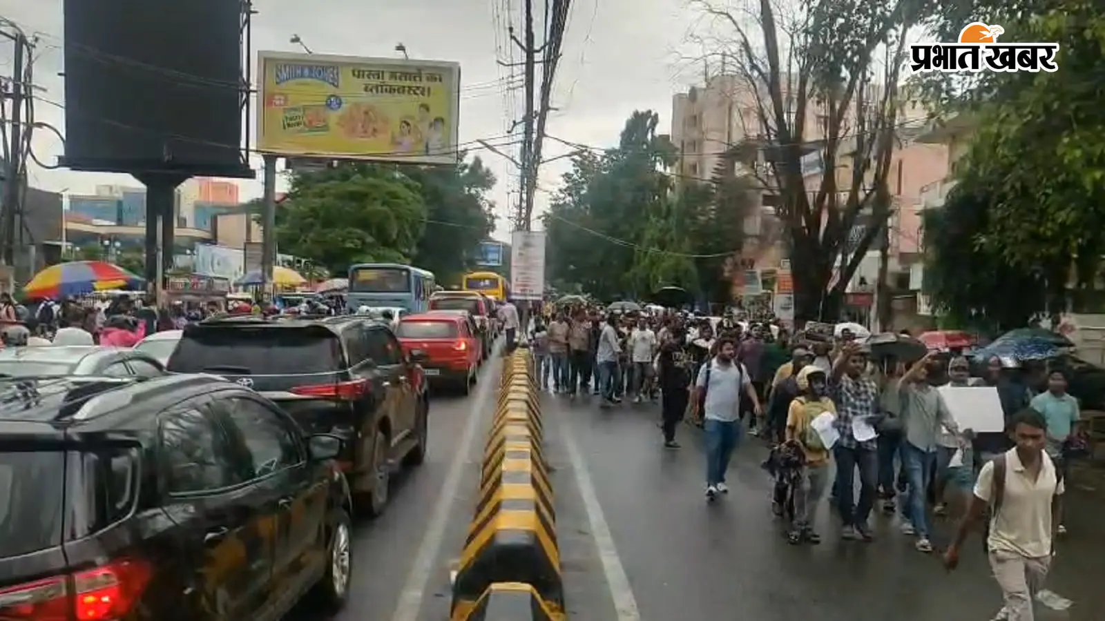 JPSC Student Protest: तेज बारिश में जेपीएससी के खिलाफ छात्रों में उबाल, रांची की सड़कों पर कर रहे प्रदर्शन