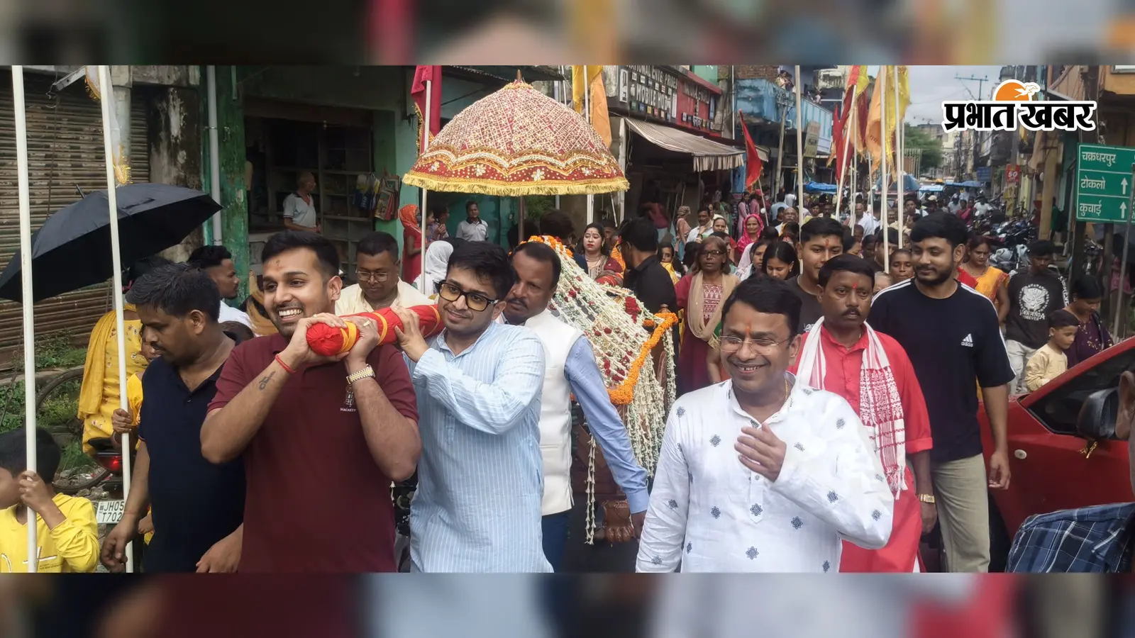 पालकी यात्रा में शामिल साईं भक्त, बाबा साइ नाथ का अभिषेक करते, साईनाथ का पूजा अर्चना करते | Prabhat Khabar Network पालकी यात्रा में शामिल साईं भक्त, बाबा साइ नाथ का अभिषेक करते, साईनाथ का पूजा अर्चना करते | Prabhat Khabar Network