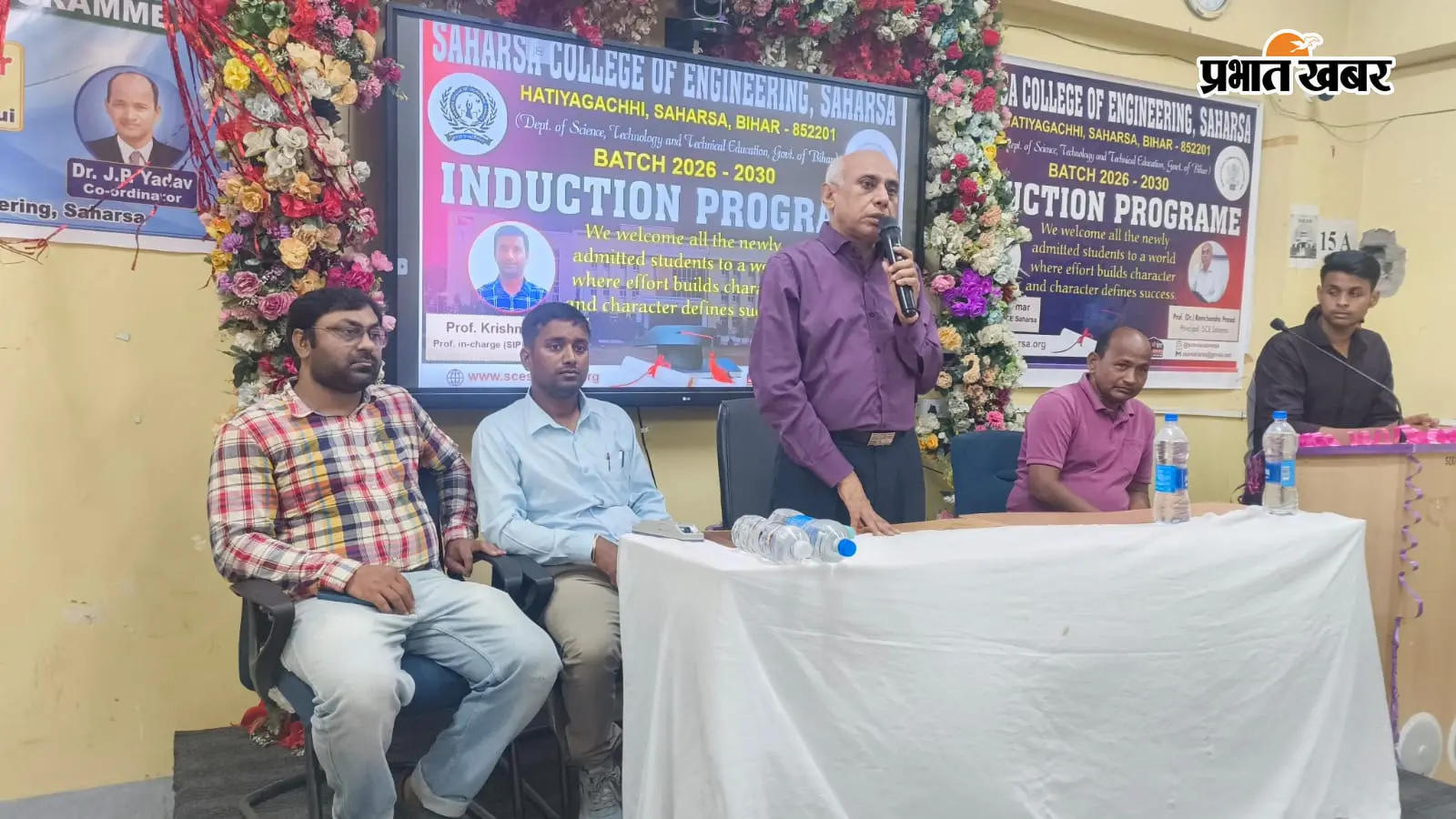 फोटो - सहरसा - बच्चों को जानकारी देते प्राचार्य व अन्य | Prabhat Khabar Network फोटो - सहरसा - बच्चों को जानकारी देते प्राचार्य व अन्य | Prabhat Khabar Network