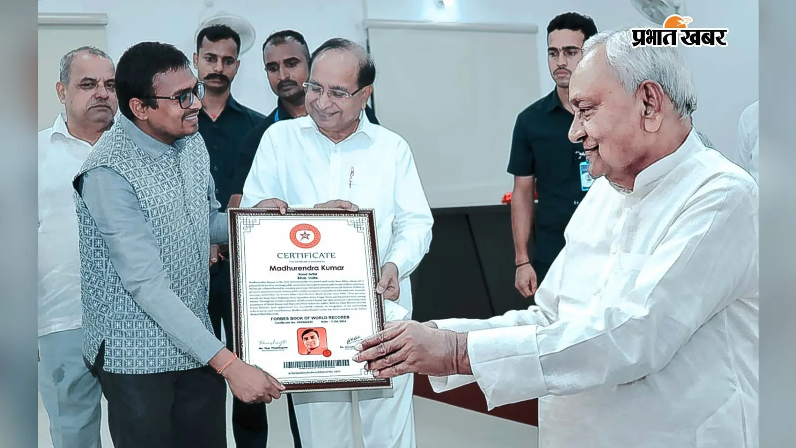 मधुरेन्द्र को सम्मानित करते पूर्व मुख्यमंत्री नीतीश कुमार | Prabhat Khabar Network मधुरेन्द्र को सम्मानित करते पूर्व मुख्यमंत्री नीतीश कुमार | Prabhat Khabar Network