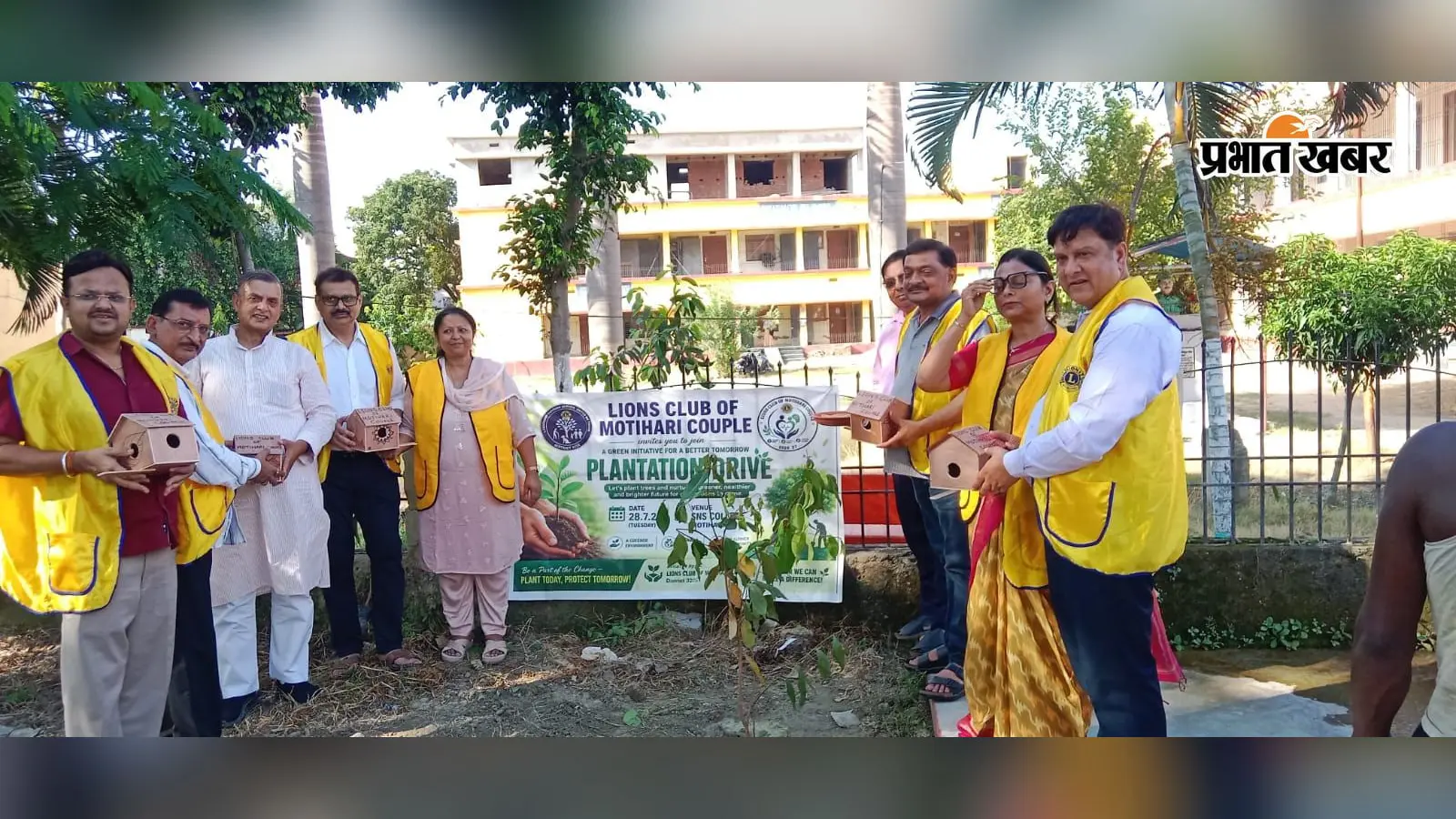 वृक्षारोपण करते क्लब के अधिकारीगण | Prabhat Khabar Network वृक्षारोपण करते क्लब के अधिकारीगण | Prabhat Khabar Network