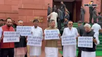 JPSC-JSSC धांधली पर आर-पार की लड़ाई, दिल्ली में संसद के बाहर BJP का प्रदर्शन, रांची में बारिश के बीच सड़कों पर छात्र