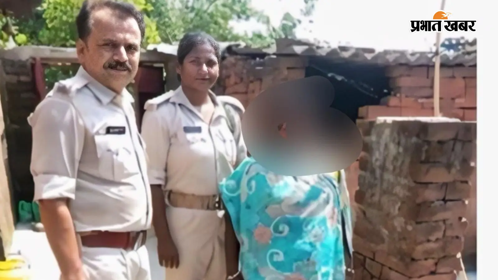 पुलिस के साथ गिरफ्तार महिला पुलिस के साथ गिरफ्तार महिला