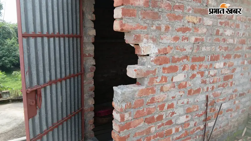 सहरसा में रिटायर्ड असम राइफल जवान के सूने घर में 5 लाख की चोरी, छत तोड़कर घुसे चोर CCTV का DVR भी ले गए
