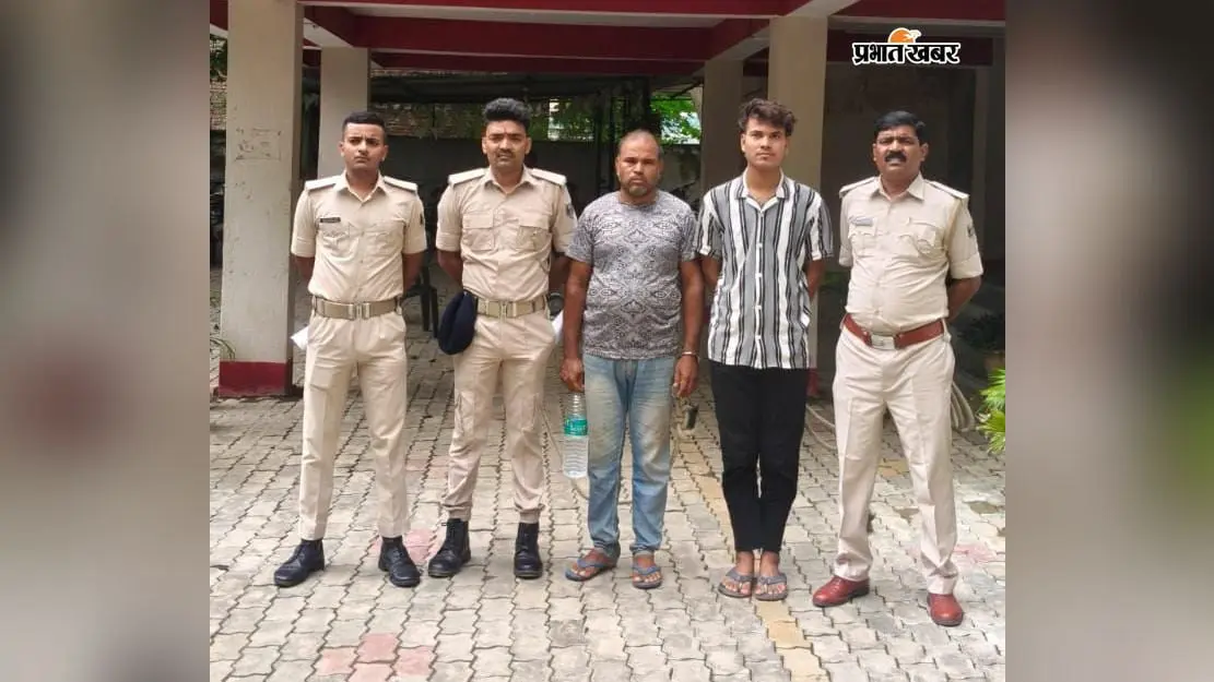 फोटो :- थाना परिसर से जेल जाते गिरफ्तार अभियुक्त | Prabhat Khabar Network फोटो :- थाना परिसर से जेल जाते गिरफ्तार अभियुक्त | Prabhat Khabar Network