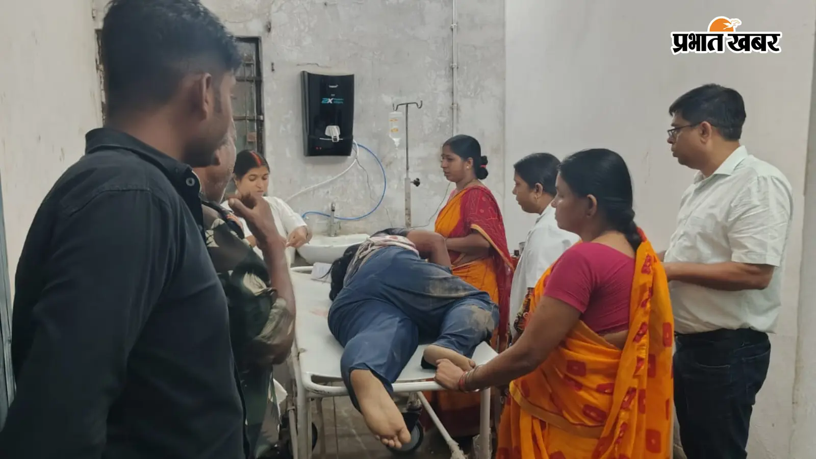 घायल महिला को अस्पताल लाया गया घायल महिला को अस्पताल लाया गया