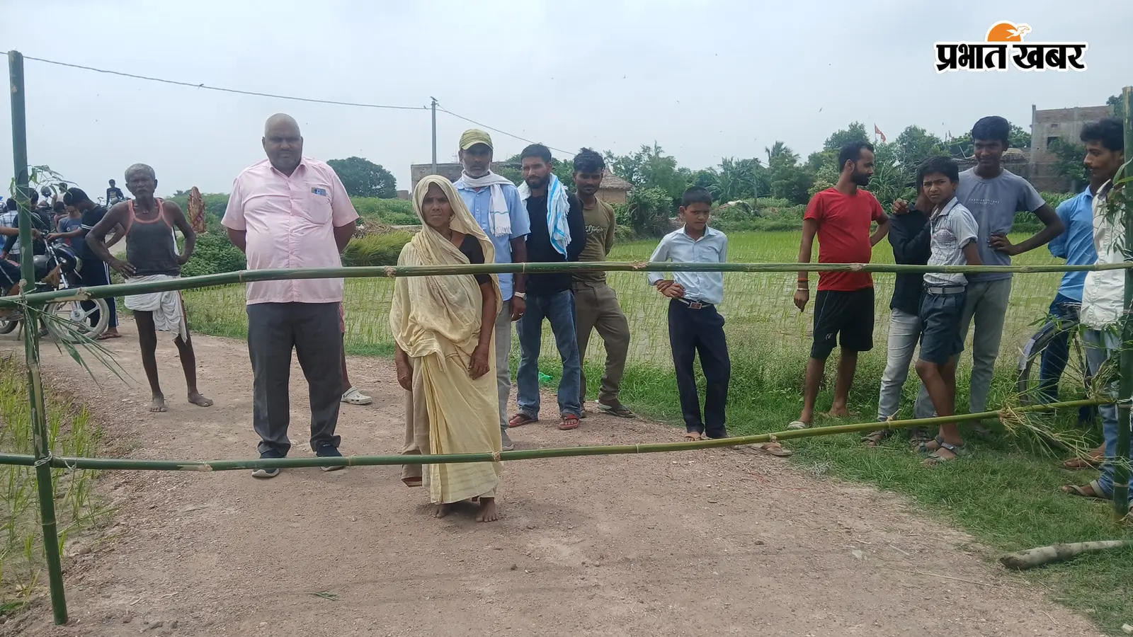 बांस बल्ला से विद्यालय की रास्ते को किया अवरुद्ध | Prabhat Khabar Network बांस बल्ला से विद्यालय की रास्ते को किया अवरुद्ध | Prabhat Khabar Network