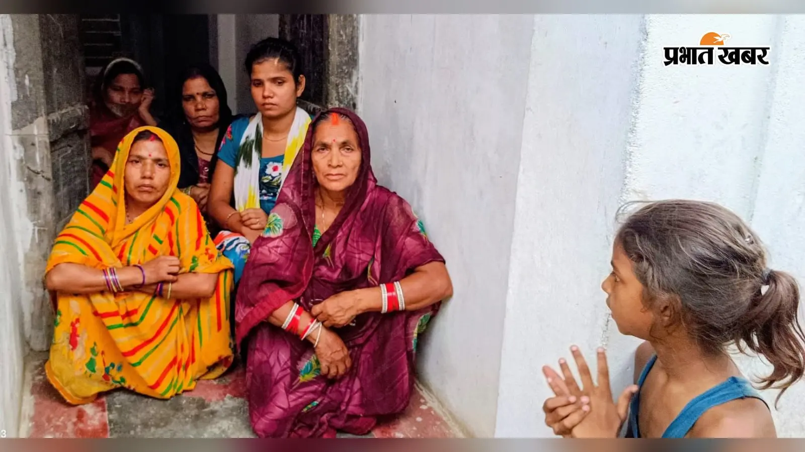 1.रोते-बिलखते परिजन 2. मृतक के दरवाजे पर एकत्रित ग्रामीण | Prabhat Khabar Network 1.रोते-बिलखते परिजन 2. मृतक के दरवाजे पर एकत्रित ग्रामीण | Prabhat Khabar Network