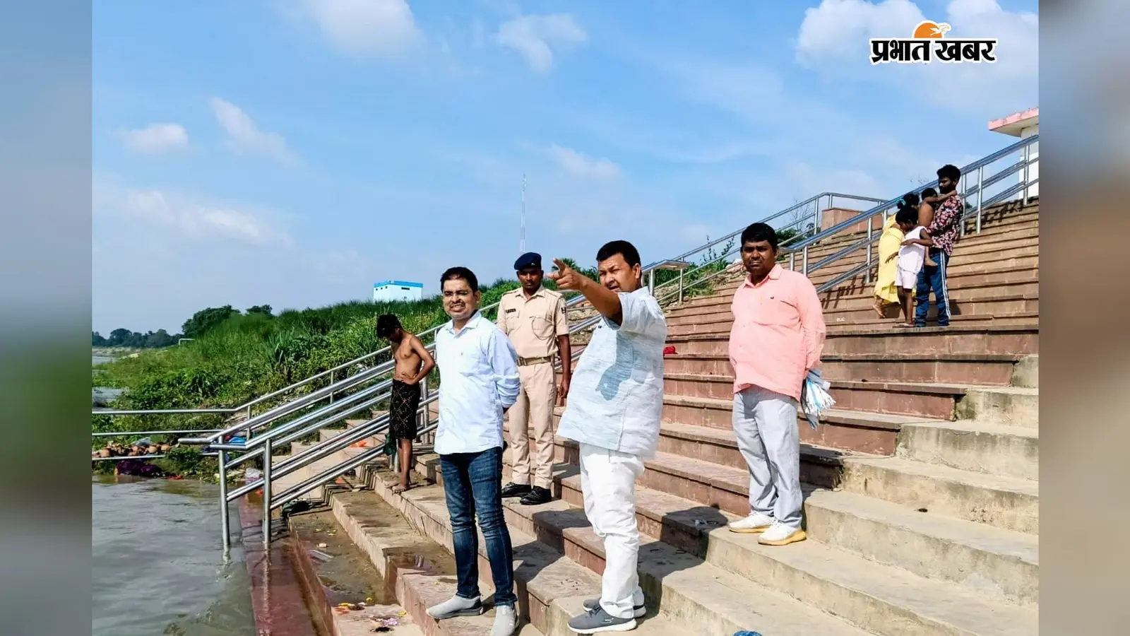 महादेवा घाट पर तैयारियों का जायजा लेते अधिकारी | Prabhat Khabar Network महादेवा घाट पर तैयारियों का जायजा लेते अधिकारी | Prabhat Khabar Network