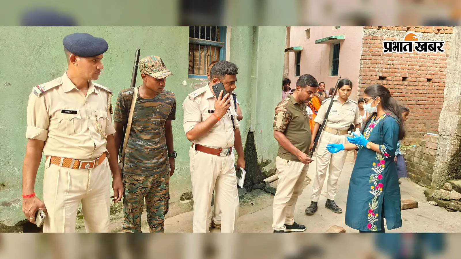 घटनास्थल पर जांच करती एफएसएल की टीम मृतक के परिजनों से पूछताछ करती पुलिस | Prabhat Khabar Network घटनास्थल पर जांच करती एफएसएल की टीम मृतक के परिजनों से पूछताछ करती पुलिस | Prabhat Khabar Network