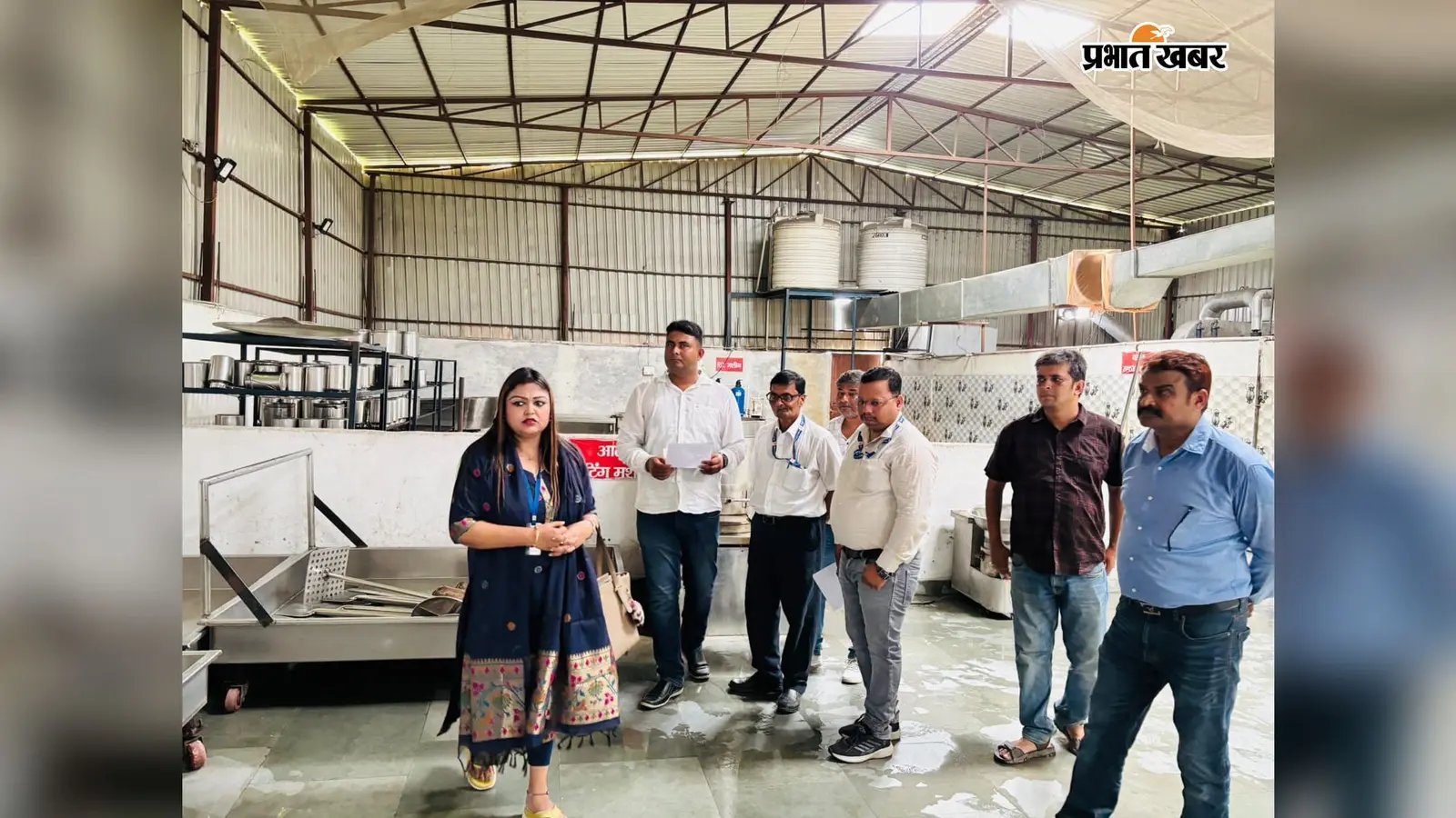 सेंट्रल किचन के निरीक्षण के दौरान प्रदेश पोषाहार प्रवेक्षिका डॉ. प्रगति व अन्य. | Prabhat Khabar Network सेंट्रल किचन के निरीक्षण के दौरान प्रदेश पोषाहार प्रवेक्षिका डॉ. प्रगति व अन्य. | Prabhat Khabar Network