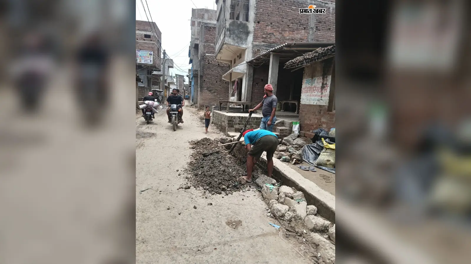 प्रभात खबर में प्रकाशित खबर और दुरुस्त करते कर्मी | Prabhat Khabar Network प्रभात खबर में प्रकाशित खबर और दुरुस्त करते कर्मी | Prabhat Khabar Network