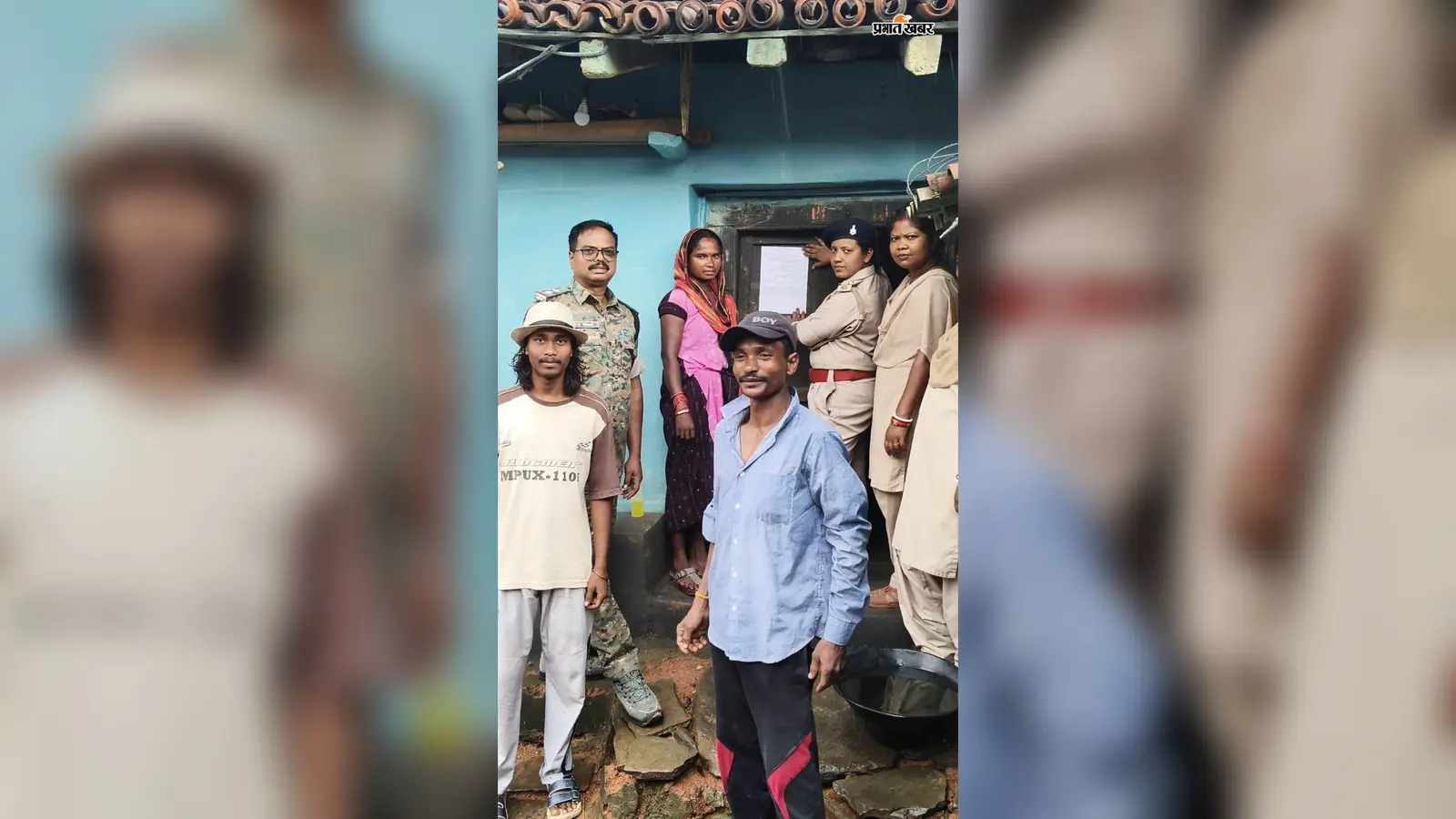 आरोपी के घर इश्तेहार चिपकती पुलिस | Prabhat Khabar Network आरोपी के घर इश्तेहार चिपकती पुलिस | Prabhat Khabar Network