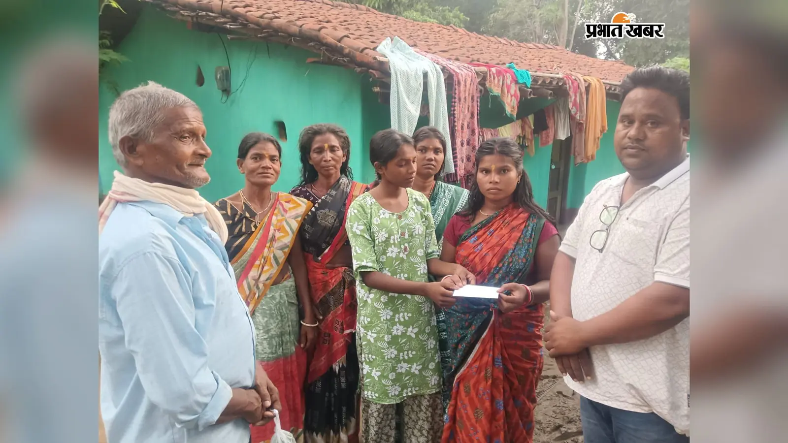 लंबी बीमारी से मृत युवक के परिजनों को भाजपा मंडल अध्यक्ष ने दी आर्थिक सहायता | Prabhat Khabar Network लंबी बीमारी से मृत युवक के परिजनों को भाजपा मंडल अध्यक्ष ने दी आर्थिक सहायता | Prabhat Khabar Network
