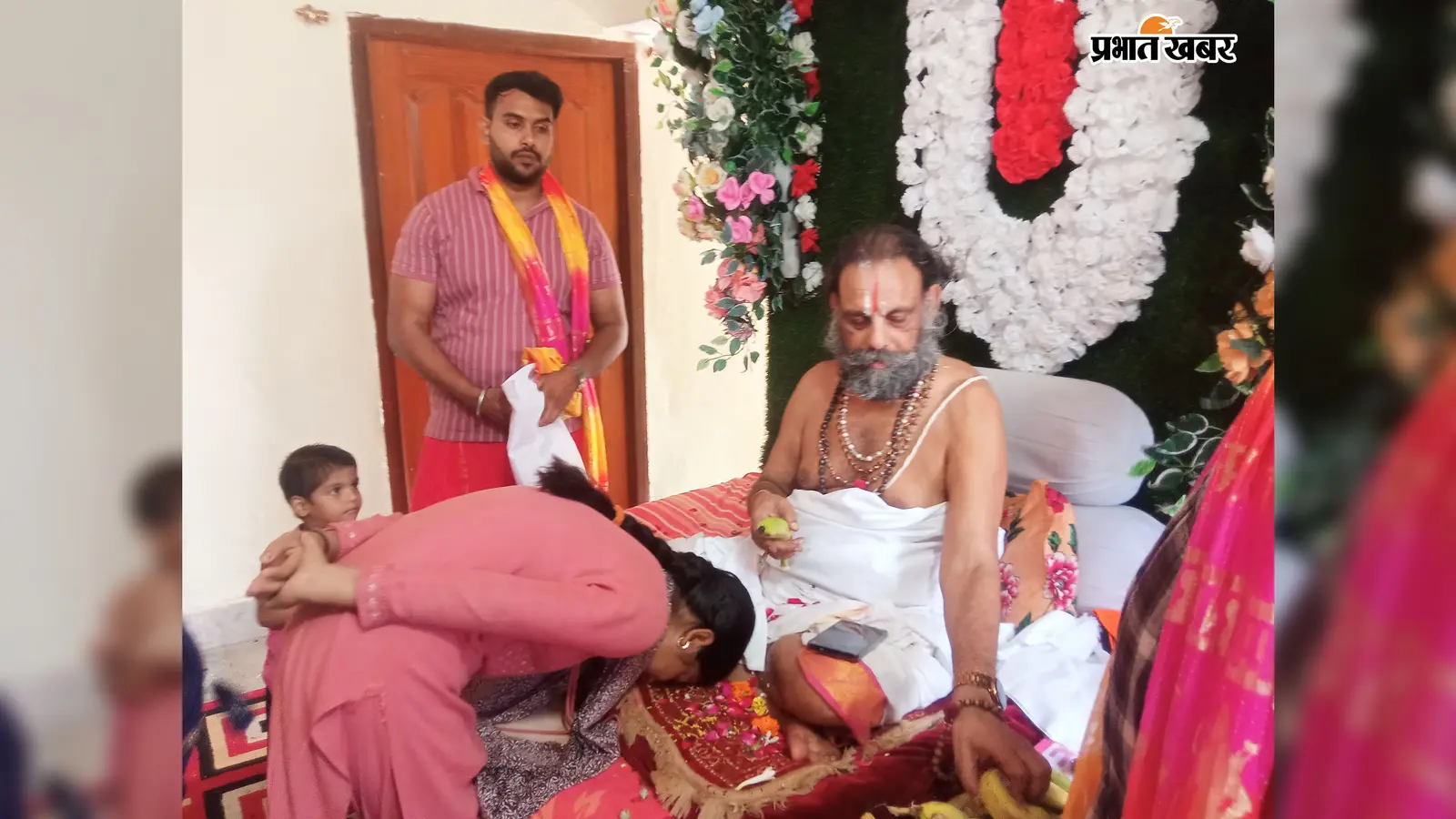 1 बसांव पीठाधीश्वर 2. संत भक्तमाली जी की प्रतिमा कि पूजा करते महंत राजाराम शरण जी महाराज | Prabhat Khabar Network 1 बसांव पीठाधीश्वर 2. संत भक्तमाली जी की प्रतिमा कि पूजा करते महंत राजाराम शरण जी महाराज | Prabhat Khabar Network