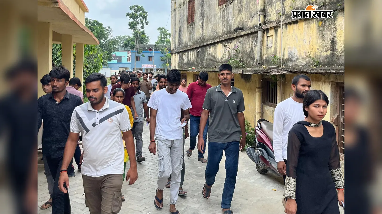 परीक्षा देकर निकलते परीक्षार्थी | Prabhat Khabar Network परीक्षा देकर निकलते परीक्षार्थी | Prabhat Khabar Network