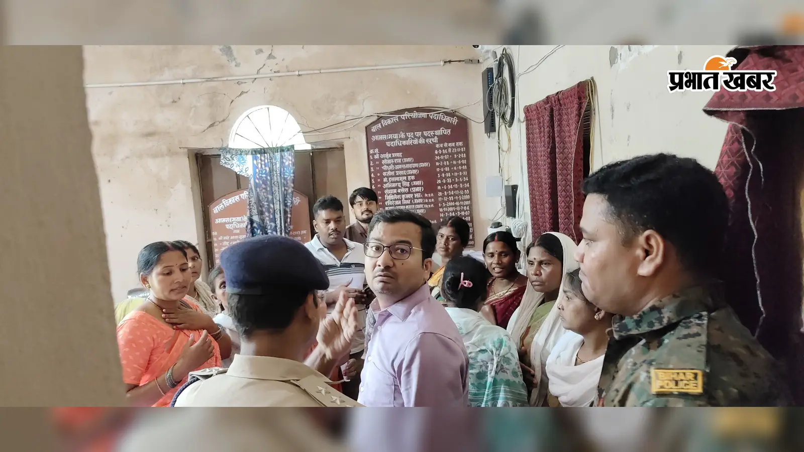 सीडीपीओ कार्यालय में छापेमारी करते एसडीओ मनीष कुमार और डीएसपी संदीप कुमार | Prabhat Khabar Network सीडीपीओ कार्यालय में छापेमारी करते एसडीओ मनीष कुमार और डीएसपी संदीप कुमार | Prabhat Khabar Network
