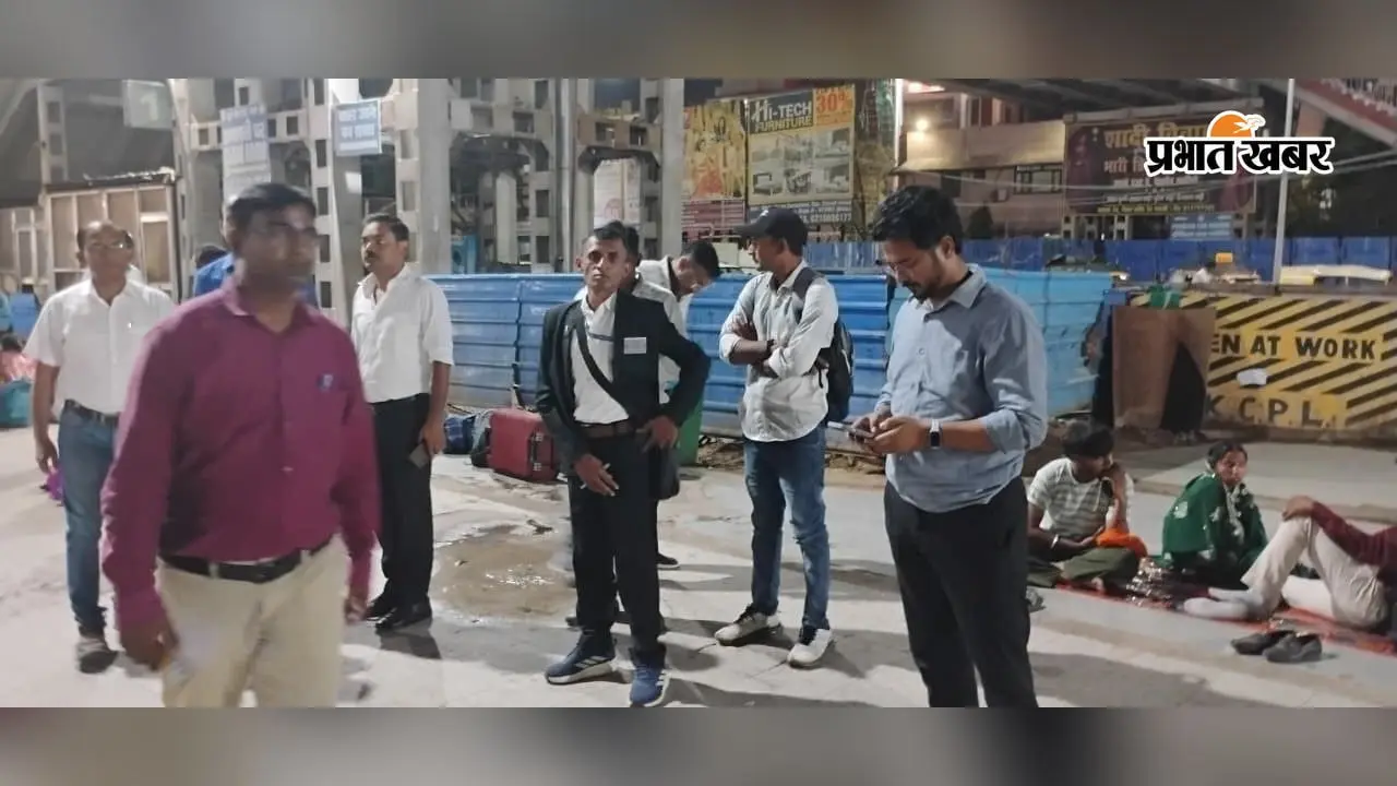 निरीक्षण के दौरान सीनियर डीसीएम व अन्य अधिकारी | Prabhat Khabar Network निरीक्षण के दौरान सीनियर डीसीएम व अन्य अधिकारी | Prabhat Khabar Network