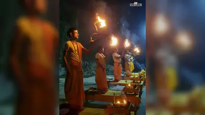 आषाढ़ पूर्णिमा पर फल्गु नदी के घाटों पर गूंजी महाआरती, विष्णुपद मंदिर में हुआ भगवान विष्णु चरण का विशेष शृंगार