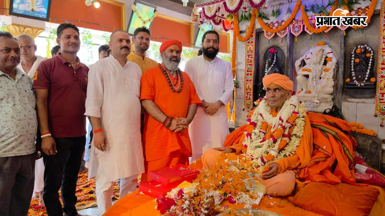 बोधगया मठ स्थित महंत की गद्दी पर आसीन महंत त्रिवेणी गिरि | Prabhat Khabar Network बोधगया मठ स्थित महंत की गद्दी पर आसीन महंत त्रिवेणी गिरि | Prabhat Khabar Network