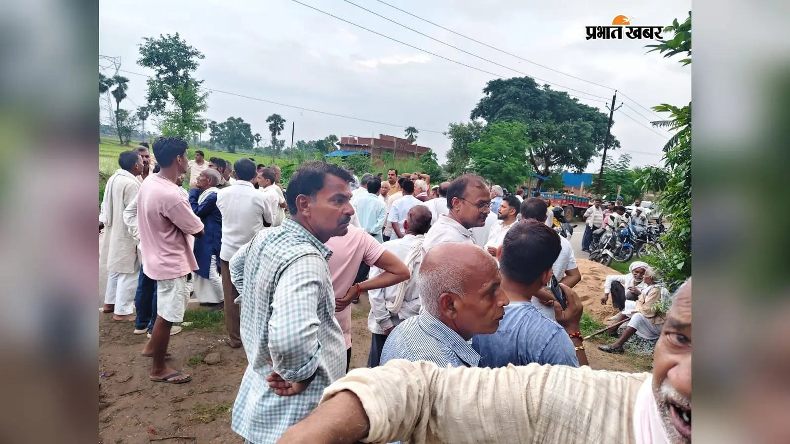 विजय यादव के घर पहुंचे ग्रामवासी | Prabhat Khabar Network विजय यादव के घर पहुंचे ग्रामवासी | Prabhat Khabar Network
