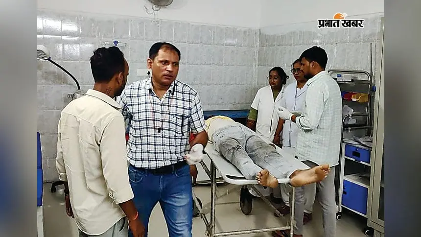 घायल का इलाज करते चिकित्सक. घायल का इलाज करते चिकित्सक.