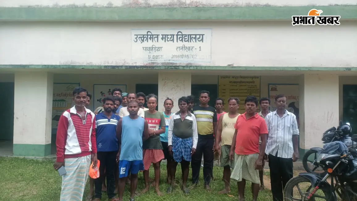 स्कूल में ताला जड़ने के बाद स्कूल के सामने मौजूद ग्रामीण | Prabhat Khabar Network स्कूल में ताला जड़ने के बाद स्कूल के सामने मौजूद ग्रामीण | Prabhat Khabar Network