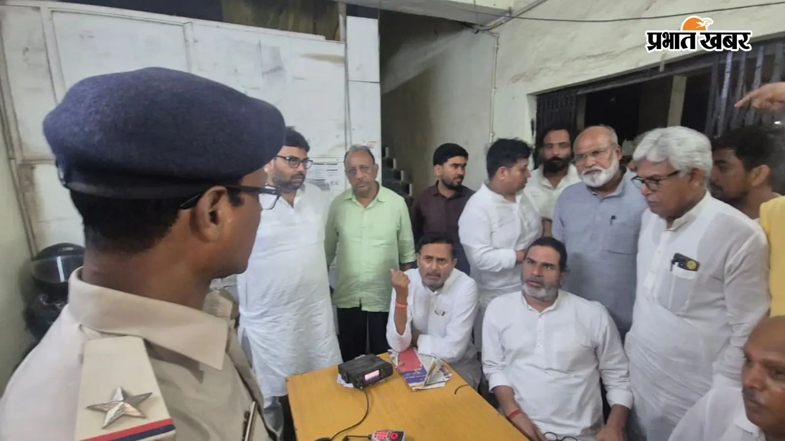 थाने में बैठे प्रशांत किशाेर थाने में बैठे प्रशांत किशाेर