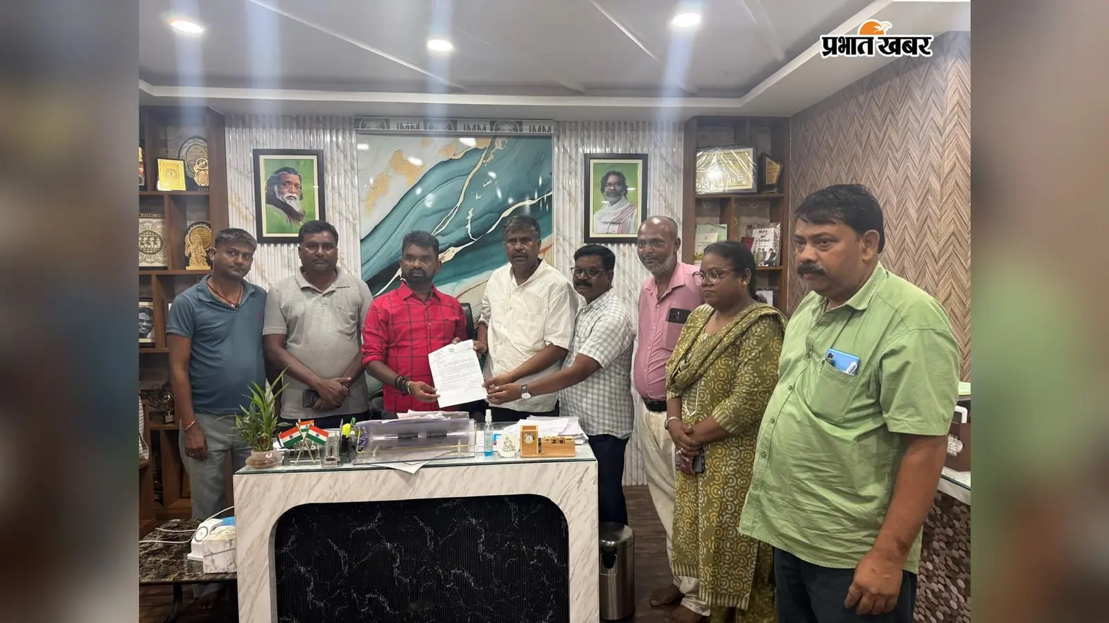 पंचायत प्रतिनिधियों ने बुधवार को उनके आवासीय कार्यालय में विधायक संजीव सरदार को एक ज्ञापन सौंपा | Prabhat Khabar Network पंचायत प्रतिनिधियों ने बुधवार को उनके आवासीय कार्यालय में विधायक संजीव सरदार को एक ज्ञापन सौंपा | Prabhat Khabar Network