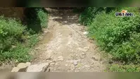 तुईबार गांव की सड़क जर्जर, लोगों को चलने में हो रही परेशानी