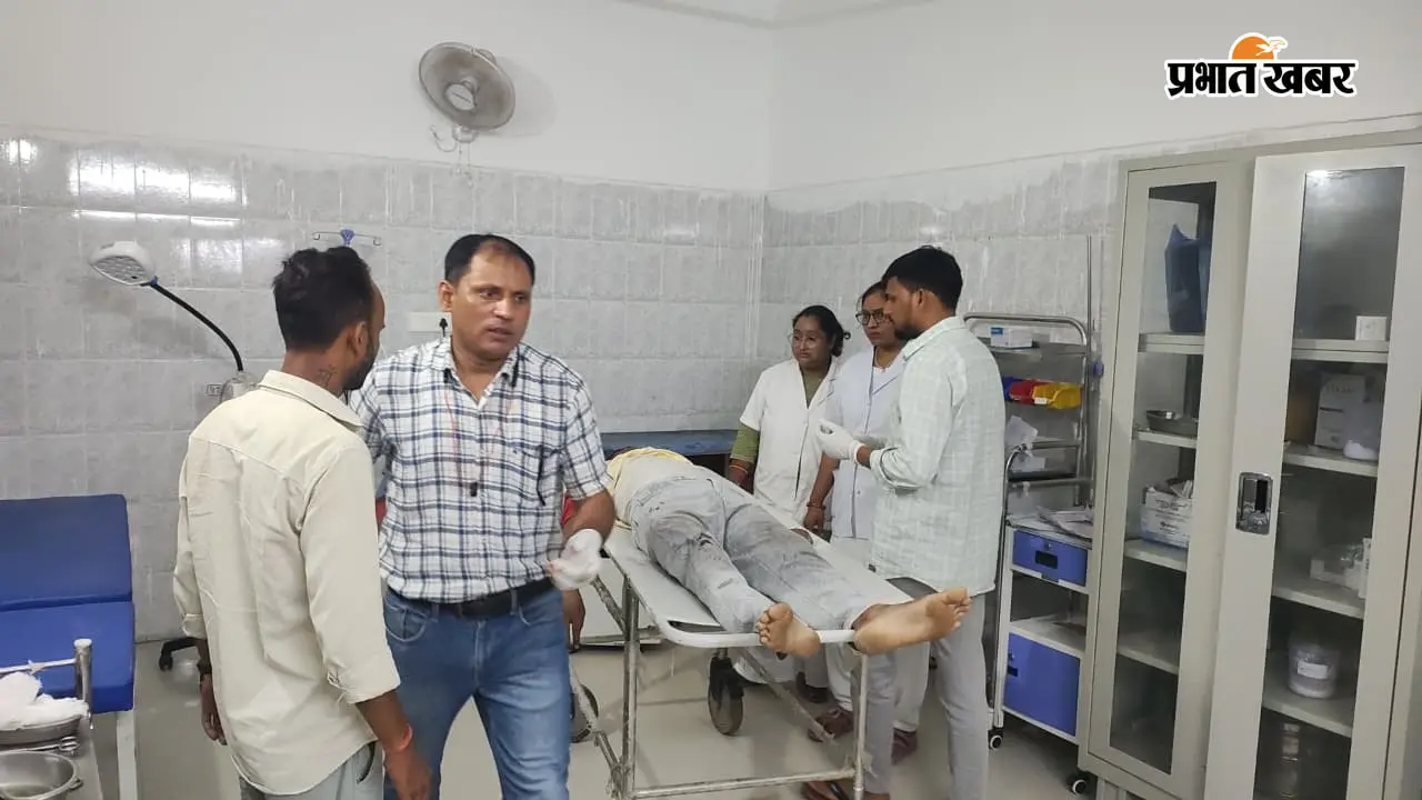 घायल का इलाज करते डॉक्टर | Prabhat Khabar Network घायल का इलाज करते डॉक्टर | Prabhat Khabar Network