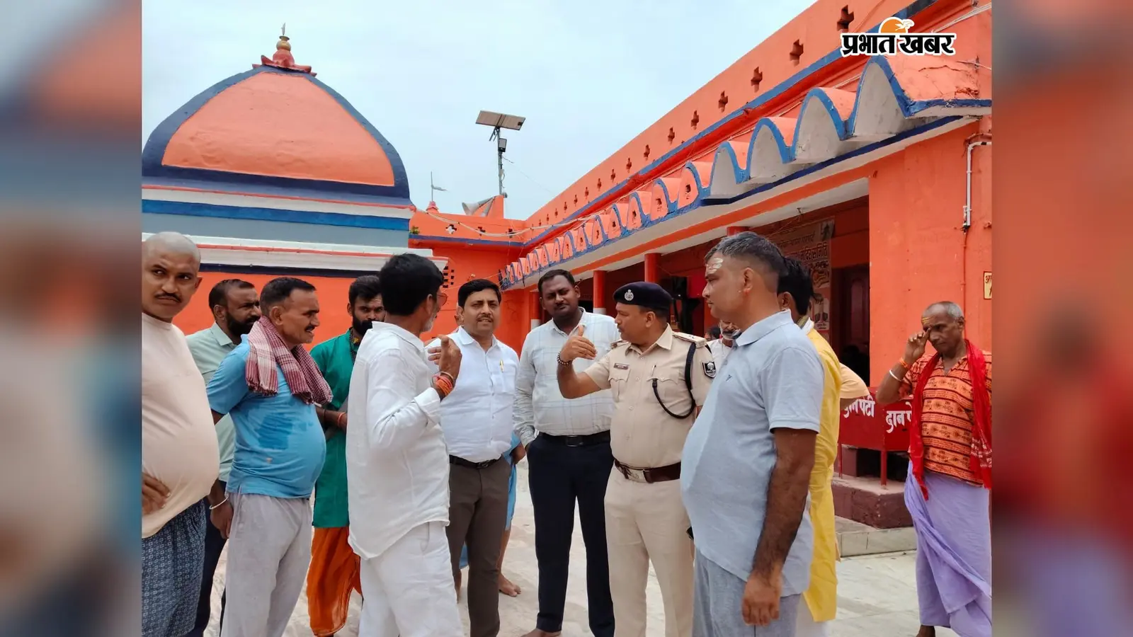 फोटो:मंदिर का निरिक्षण करते अधिकारी गण | Prabhat Khabar Network फोटो:मंदिर का निरिक्षण करते अधिकारी गण | Prabhat Khabar Network