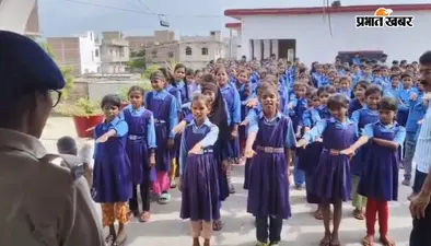 बंजरिया: स्कूल पहुंची 'पुलिस दीदी' टीम, छात्राओं को साइबर फ्रॉड, मानव तस्करी और कानून की दी जानकारी