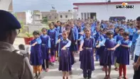 बंजरिया: स्कूल पहुंची 'पुलिस दीदी' टीम, छात्राओं को साइबर फ्रॉड, मानव तस्करी और कानून की दी जानकारी