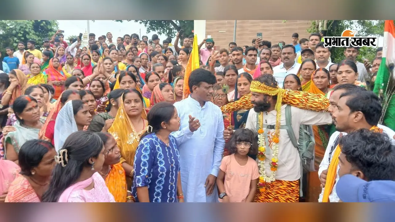 कांवरिया का स्वागत करते विधायक शत्रुघ्न महतो | Prabhat Khabar Network कांवरिया का स्वागत करते विधायक शत्रुघ्न महतो | Prabhat Khabar Network