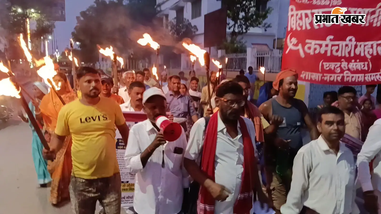 शहर में मसाल जुलूस निकालते नगर निगम के सफाई कर्मी | Prabhat Khabar Network शहर में मसाल जुलूस निकालते नगर निगम के सफाई कर्मी | Prabhat Khabar Network