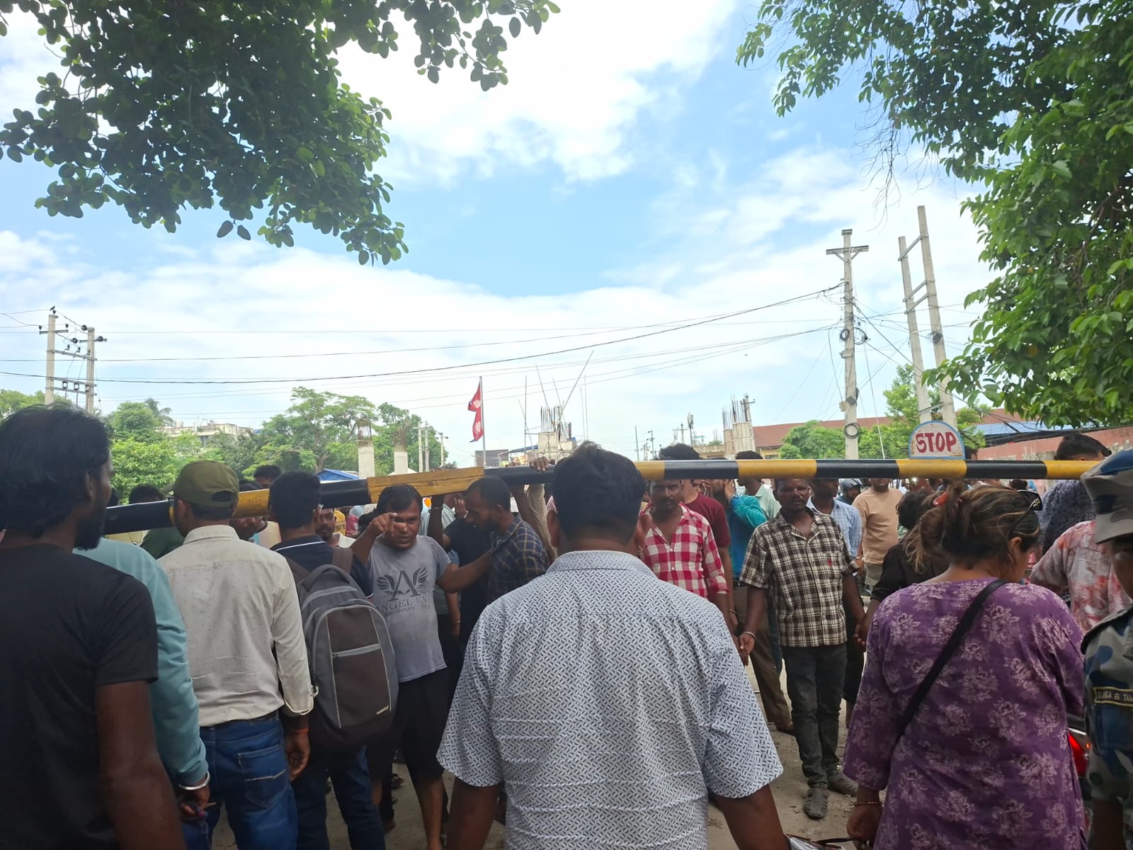 जोगबनी-रानी सीमा पर हंगामा, दुकानदारों ने गिराया बैरियर, लाठीचार्ज के बाद खुला रास्ता
