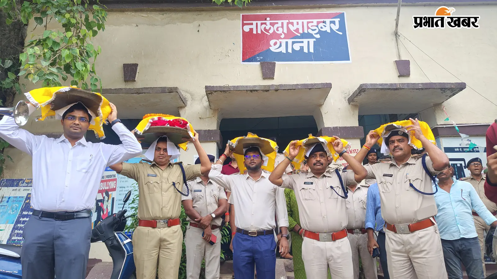 बिहार थाना से लंगोटा निकालते अधिकारी | Prabhat Khabar Network बिहार थाना से लंगोटा निकालते अधिकारी | Prabhat Khabar Network
