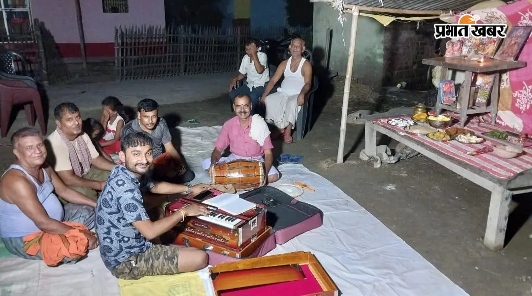 फोटो :- भजन-कीर्तन मे शामिल मंडली | Prabhat Khabar Network फोटो :- भजन-कीर्तन मे शामिल मंडली | Prabhat Khabar Network