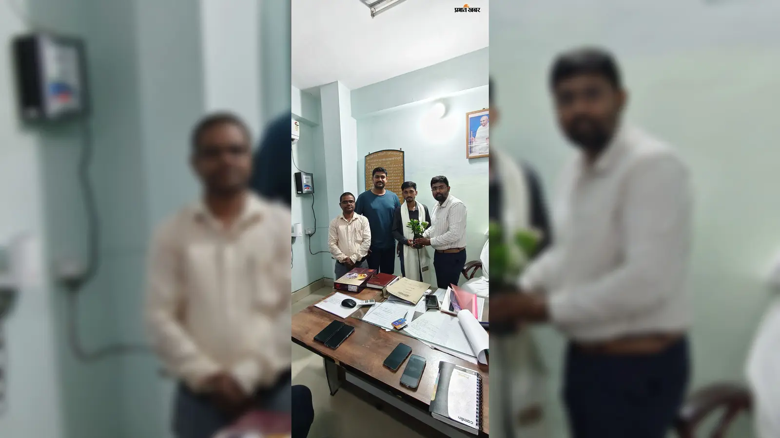 सम्मानित करते जिला खेल पदाधिकारी | Prabhat Khabar Network सम्मानित करते जिला खेल पदाधिकारी | Prabhat Khabar Network