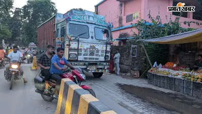 बस पड़ाव से रेल गुमटी मार्ग पर बैरिकेड पड़े बेअसर, फल मंडी में बेतरतीब पार्किंग से रोजाना लग रहा जाम