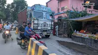 बस पड़ाव से रेल गुमटी मार्ग पर बैरिकेड पड़े बेअसर, फल मंडी में बेतरतीब पार्किंग से रोजाना लग रहा जाम