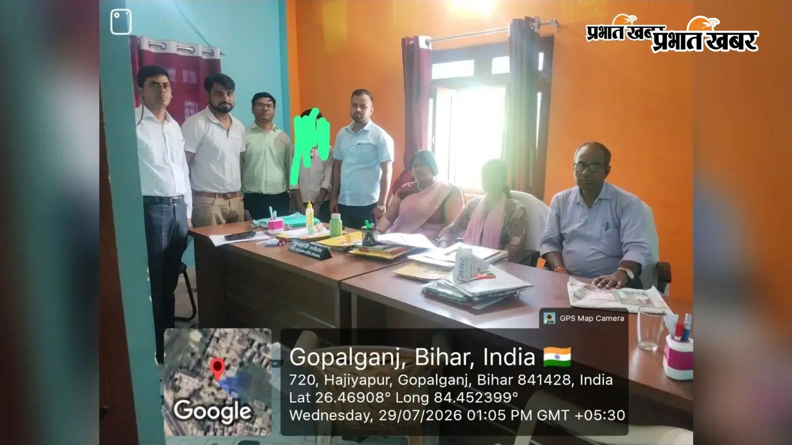 धावा दल के अधिकारीयो के द्वारा बाल श्रमिक को मुक्त करने की तस्वीर धावा दल के अधिकारीयो के द्वारा बाल श्रमिक को मुक्त करने की तस्वीर